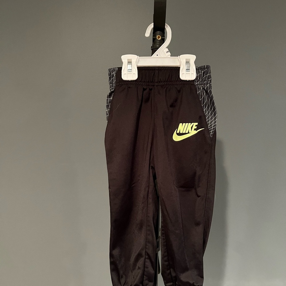 Like-new Nike pants (2T)